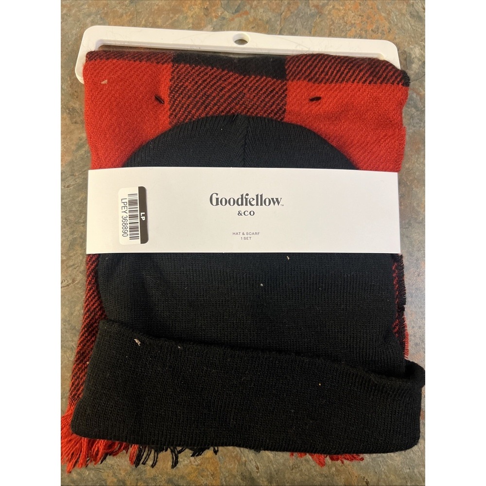 Goodfellow men's hat and scarf set, one size buffalo plaid/black NWT 27614
